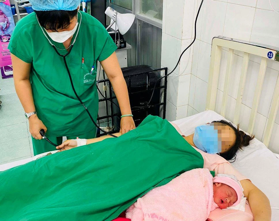 Nhân viên y tế đo chỉ số sinh hiệu cho sản phụ T sau ca phẫu thuật. Ảnh do BV cung cấp.