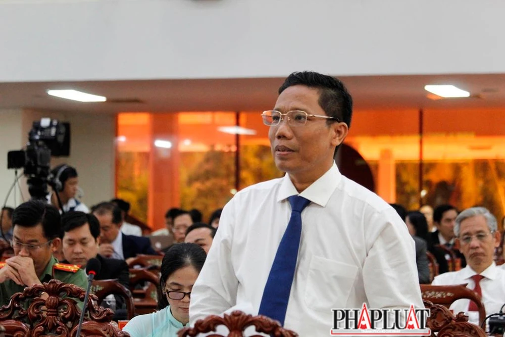 Phó Chủ tịch UBND TP Cần Thơ Nguyễn Thực Hiện trả lời chất vấn về việc thiếu thuốc ở bệnh viện công chiều ngày 7-7. Ảnh: NHẪN NAM