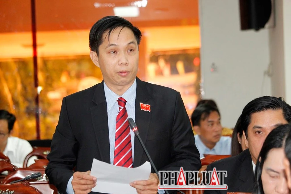 Đại biểu HĐND TP Cần Thơ Trần Văn Đạt nêu câu hỏi chất vấn tại Kỳ họp thứ 6 HĐND TP Cần Thơ chiều 7-7. Ảnh: NHẪN NAM