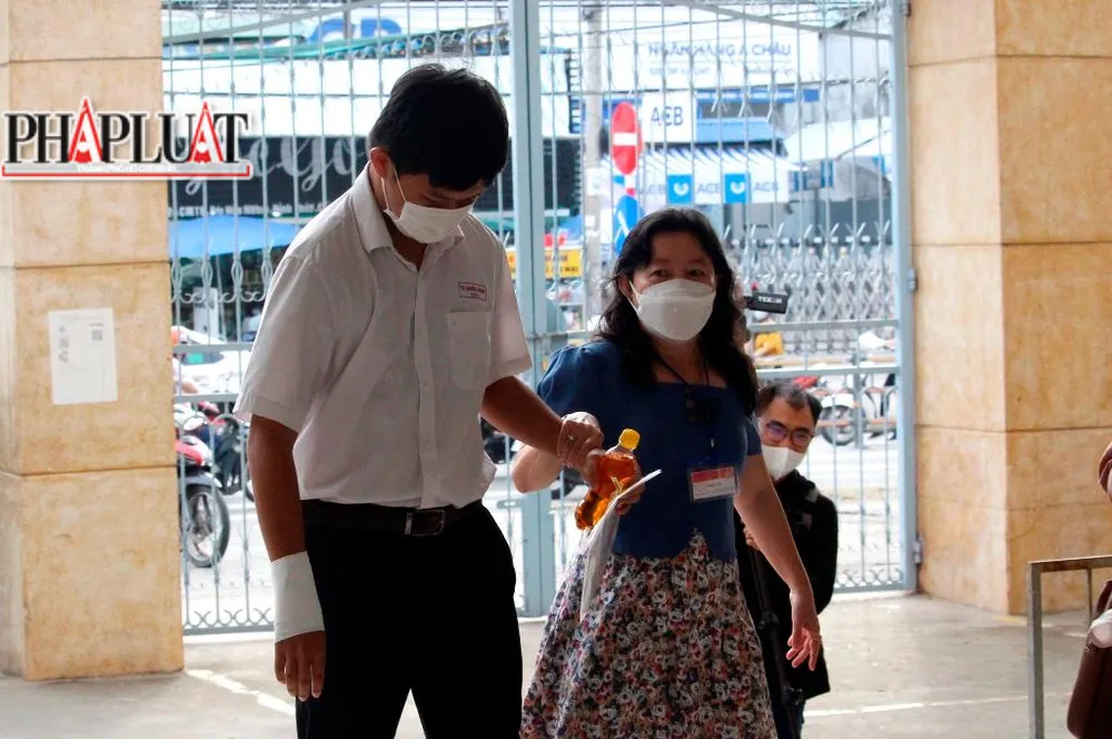 Có một giáo viên của trường đón Hùng ngay khi biết em vừa tới điểm thi. Ảnh: NHẪN NAM