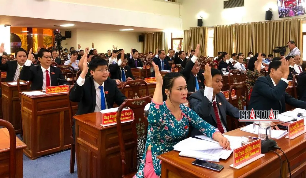 Các đại biểu HĐND TP Cần Thơ biểu quyết thông qua các nghị quyết tại Kỳ họp thứ 6 chiều ngày 8-7. Ảnh: NHẪN NAM