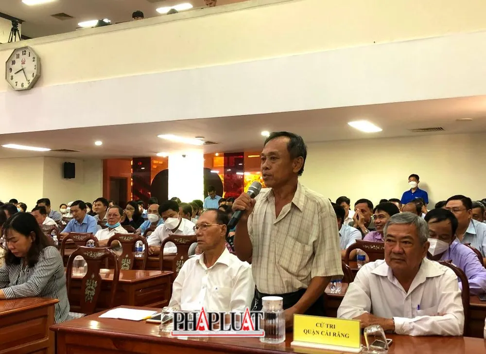 Cử tri Đỗ Văn Ngon phát biểu ý kiến tại buổi tiếp xúc với Đoàn ĐBQH TP Cần Thơ ngày 10-7. Ảnh: NHẪN NAM