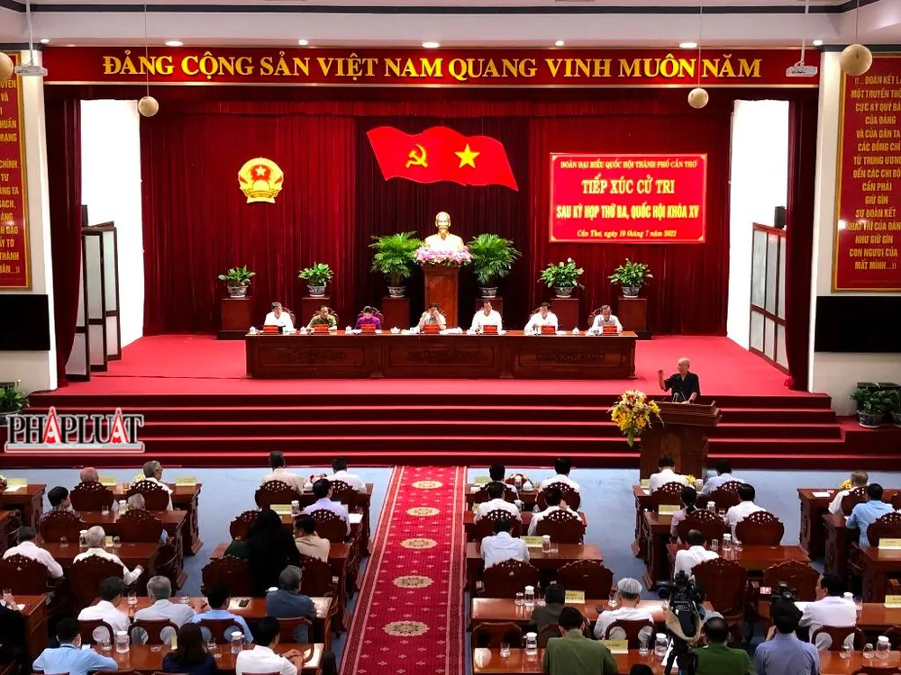 Quang cảnh buổi tiếp xúc cử tri của Đoàn ĐBQH TP Cần Thơ ngày 10-7. Ảnh: NHẪN NAM