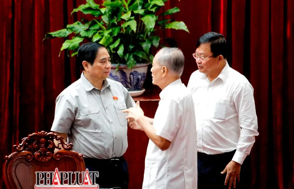 Thủ tướng gặp gỡ, lắng nghe ý kiến cử tri Cần Thơ trong giờ giải lao. Ảnh: NHẪN NAM