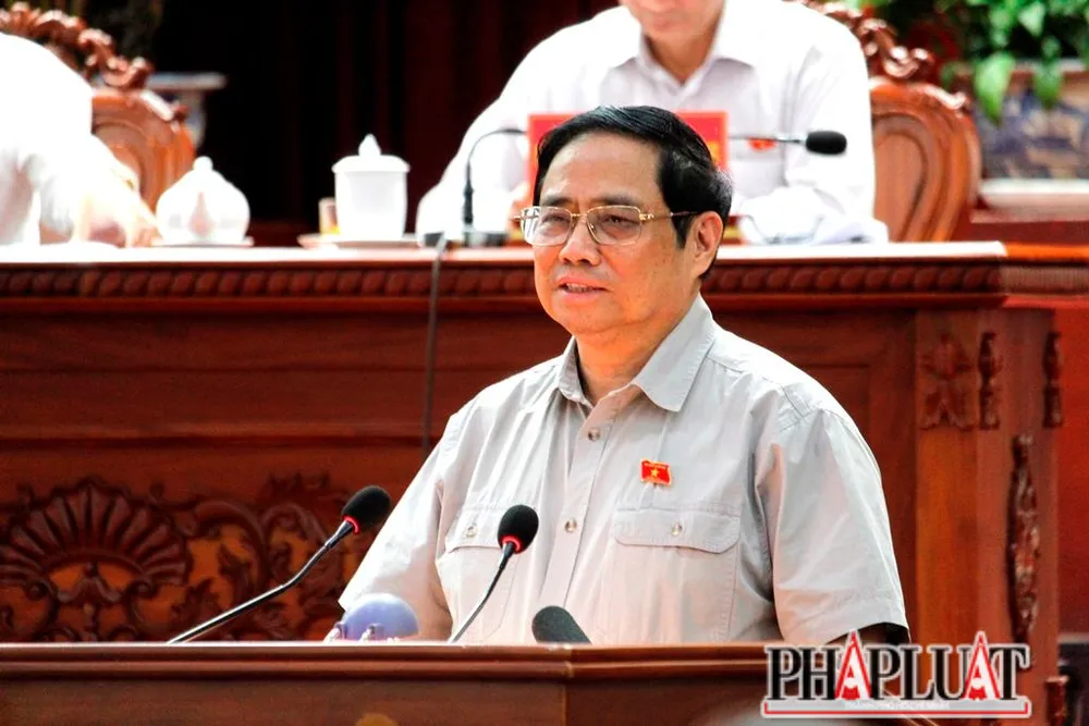 Thủ tướng Phạm Minh Chính trả lời một số vấn đề cử tri nêu ra tại cuộc tiếp xúc ngày 10-7. Ảnh: NHẪN NAM