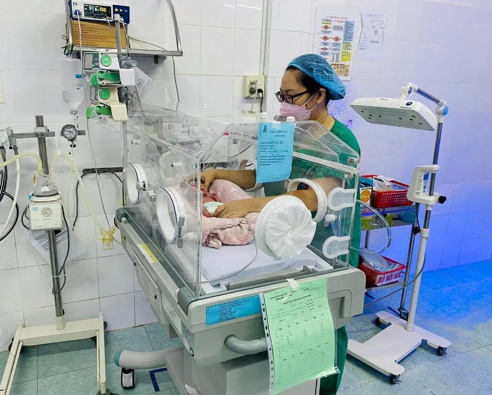 Nhân viên y tế chăm sóc bé sơ sinh con sản phụ D tại khoa Nhi-Sơ sinh. Ảnh: BVCC Nhân viên y tế chăm sóc bé sơ sinh con sản phụ D tại khoa Nhi-Sơ sinh. Ảnh: BVCC
