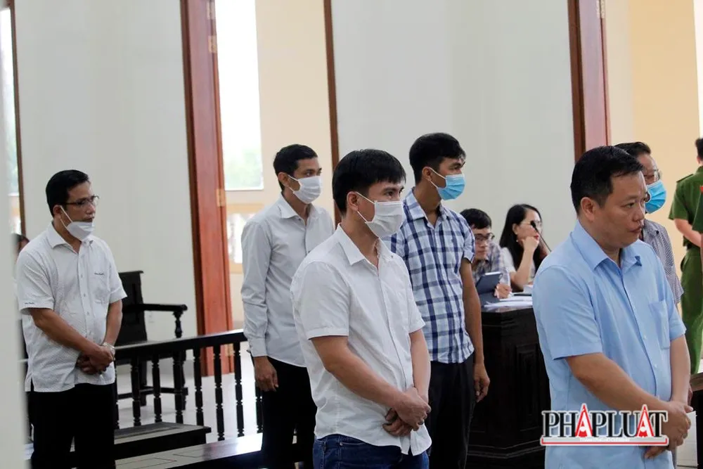 6 bị cáo nghe đại diện VKS luận tội tại tòa phúc thẩm ngày 11-8. Ảnh: NHẪN NAM