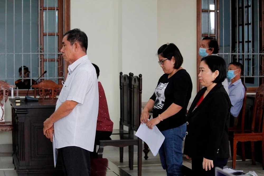 Ba bị cáo Trường, Ân, Thư tại phiên tòa phúc thẩm ngày 16-8. Ảnh: NHẪN NAM