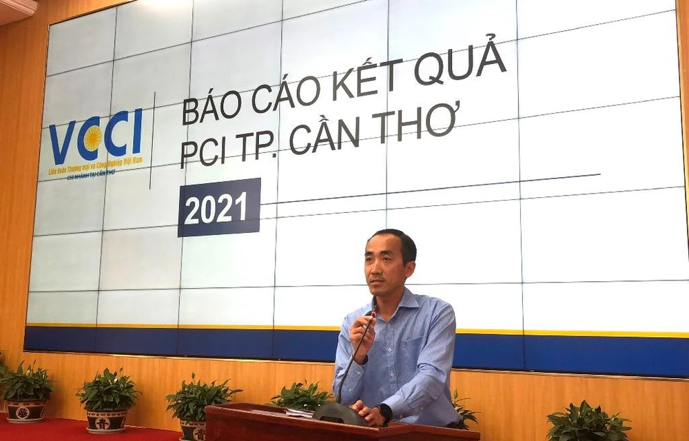 Giám đốc VCCI Cần Thơ Nguyễn Phương Lam báo cáo kết quả PCI của TP Cần Thơ trong năm 2021 tại hội thảo. Ảnh: NHẪN NAM Giám đốc VCCI Cần Thơ Nguyễn Phương Lam báo cáo kết quả PCI của TP Cần Thơ trong năm 2021 tại hội thảo. Ảnh: NHẪN NAM