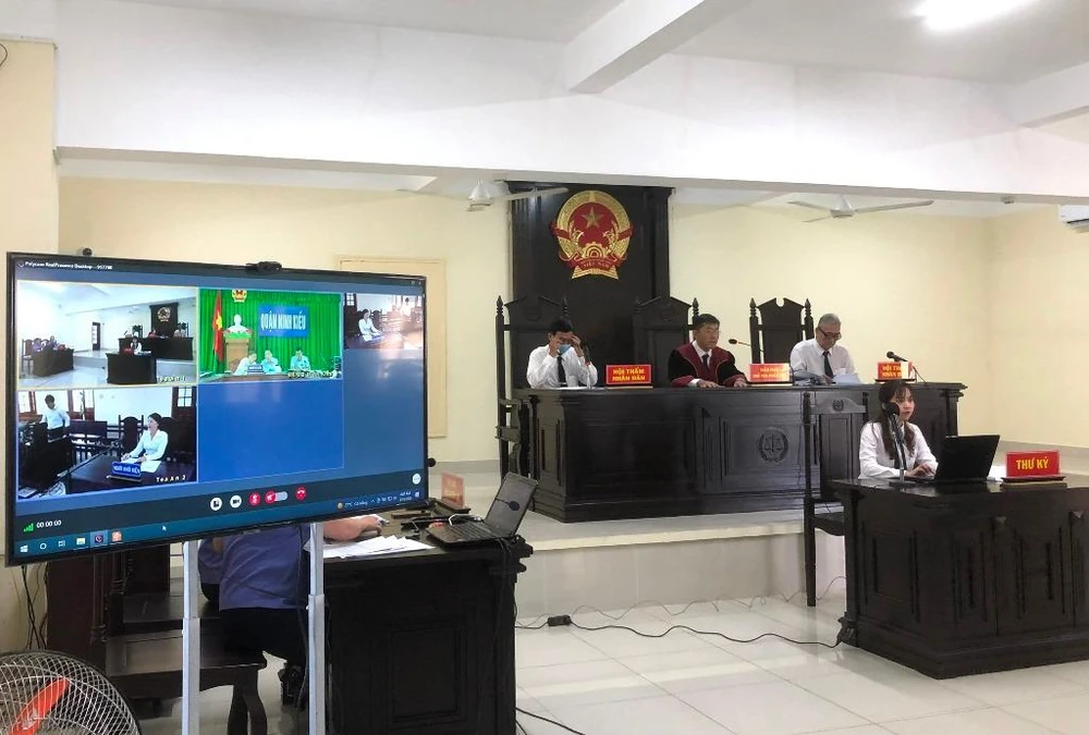 Quang cảnh phiên tòa hành chính trực tuyến tại điểm cầu TAND TP Cần Thơ. Ảnh: NHẪN NAM