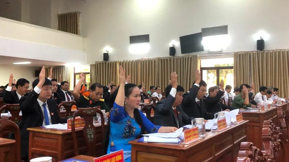 Các đại biểu HĐND TP Cần Thơ biểu quyết thông qua Nghị quyết về hỗ trợ học phí cho học sinh năm học 2022-2023. Ảnh: NHẪN NAM