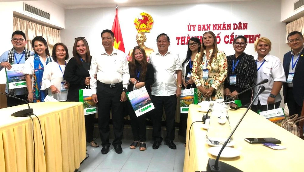 Lãnh đạo TP Cần Thơ tặng quà và chụp hình lưu niệm với đại diện Hiệp hội du lịch các nước Indonesia, Philippines, Campuchia sau buổi làm việc chiều 6-9. Ảnh: NHẪN NAM