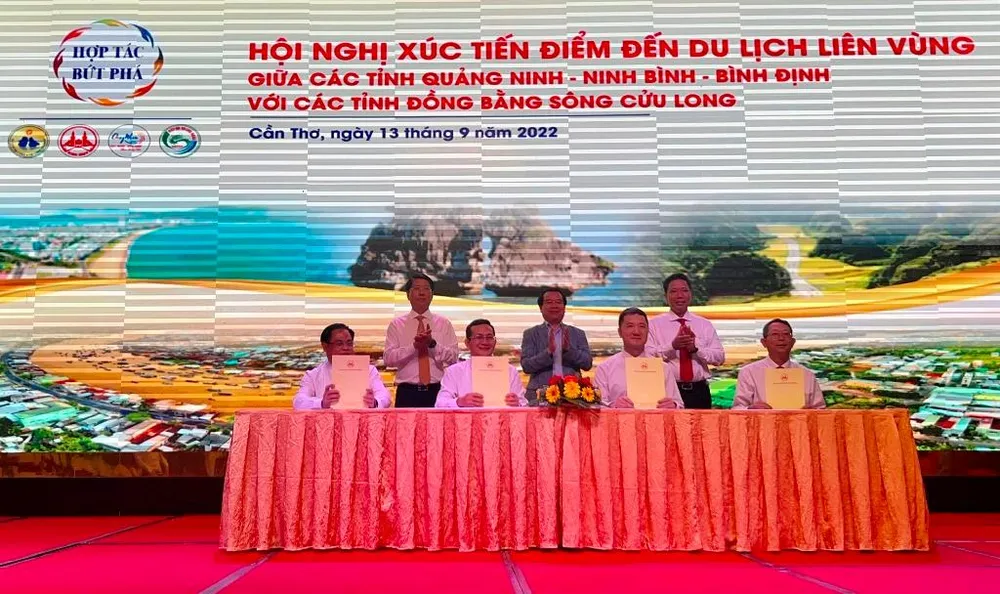 Đại diện các địa phương và TP Cần Thơ ký kết bản ghi nhớ hợp tác tại hội nghị. Ảnh: CTV Đại diện các địa phương và TP Cần Thơ ký kết bản ghi nhớ hợp tác tại hội nghị. Ảnh: CTV