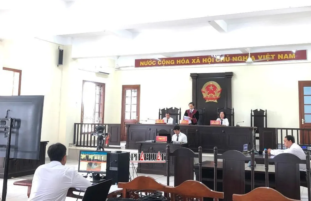Quang cảnh phiên tòa xét xử trực tuyến ngày 21-9 tại TAND TP Cần Thơ. Ảnh: NHẪN NAM