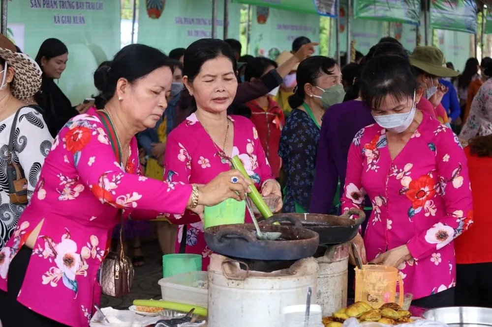 Một đội tham gia thi Bánh dân gian tai ngày hội. Ảnh: Trung Phạm