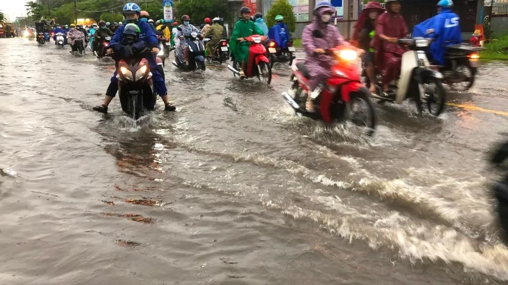 Triều cường kết hợp với mưa gây ngập đường ở Cần Thơ hồi cuối tháng 8-2022. Ảnh: NHẪN NAM Triều cường kết hợp với mưa gây ngập đường ở Cần Thơ hồi cuối tháng 8-2022. Ảnh: NHẪN NAM