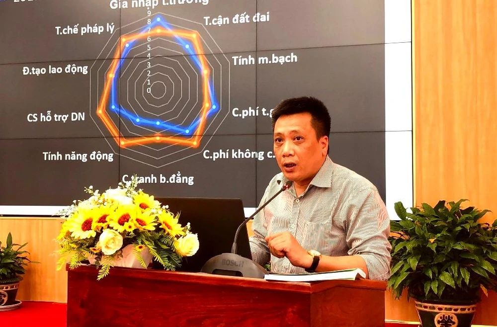 TS Trần Toàn Thắng báo cáo về kết quả khảo sát chỉ số DDCI Cần Thơ năm 2022 tại hội nghị chiều 27-9. Ảnh: NHẪN NAM
