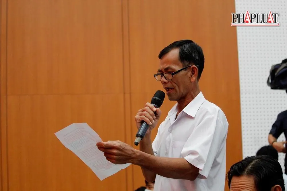 Cử tri Nguyễn Ngọc Ân (huyện Phong Điền) nêu ý kiến tại buổi tiếp xúc ngày 13-10. Ảnh: NHẪN NAM Cử tri Nguyễn Ngọc Ân (huyện Phong Điền) nêu ý kiến tại buổi tiếp xúc ngày 13-10. Ảnh: NHẪN NAM