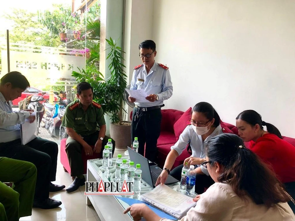 Đoàn kiểm tra tại một khách sạn trên đường Võ Nguyên Giáp - quận Cái Răng chiều 17-10. Ảnh: NHẪN NAM