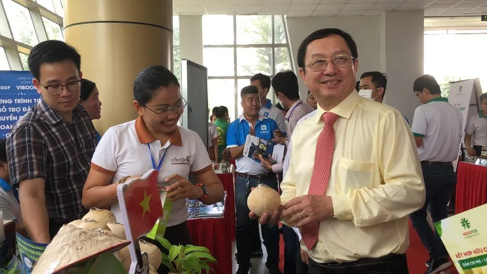 Bộ trưởng Bộ KH&CN Huỳnh Thành Đạt đã đi thăm các gian hàng tham gia triển lãm, trưng bày sản phẩm sau phiên khai mạc. Ảnh: NHẪN NAM Bộ trưởng Bộ KH&CN Huỳnh Thành Đạt đã đi thăm các gian hàng tham gia triển lãm, trưng bày sản phẩm sau phiên khai mạc. Ảnh: NHẪN NAM