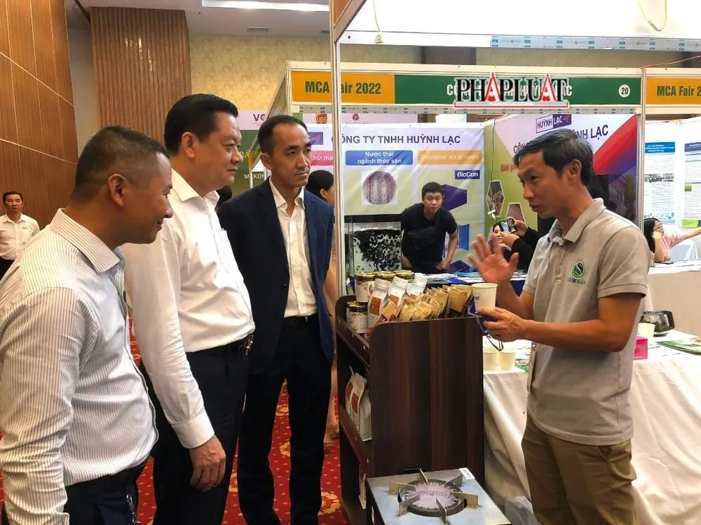 Lãnh đạo UBND TP Cần Thơ, VCCI Cần Thơ tham quan hội chợ sản phẩm, giải pháp thích ứng BĐKH bên lề Diễn đàn. Ảnh: NHẪN NAM