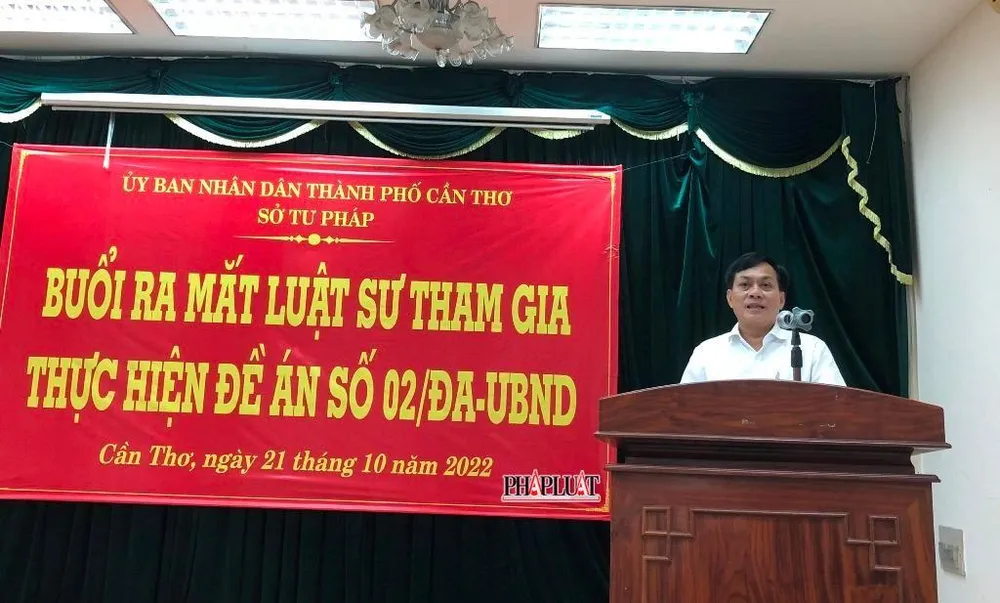 Phó Chủ tịch UBND TP Cần Thơ Nguyễn Ngọc Hè phát biểu tại buổi ra mắt luật sư tham gia thực hiện Đề án 02. Ảnh: NHẪN NAM