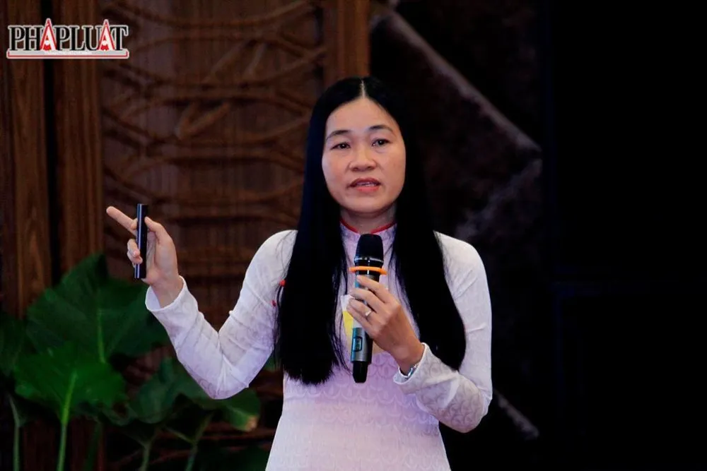 Bà Nguyễn Thị Phương Linh – Phó Giám đốc VCCI Cần Thơ báo cáo kết quả khảo sát tại Diễn đàn chiều 21-10. Ảnh: NHẪN NAM