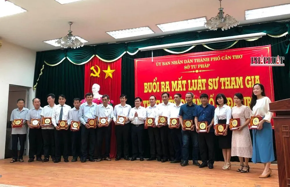 Các luật sư tham gia Đề án 02 tại buổi ra mắt ngày 21-10. Ảnh: NHẪN NAM