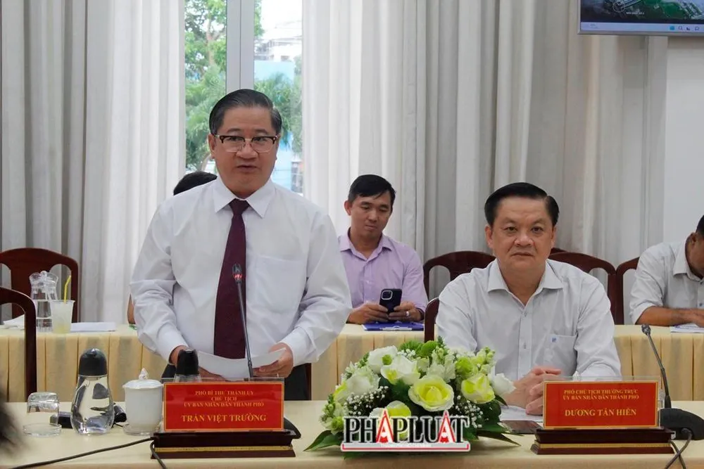 Chủ tịch UBND TP Cần Thơ Trần Việt Trường phát biểu tại buổi trao giấy chứng nhận cho nhà đầu tư chiều 25-10. Ảnh: NHẪN NAM