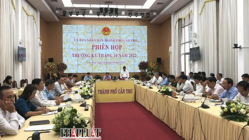 Các sở, ngành tham dự phiên họp UBND TP Cần Thơ thường kỳ tháng 10. Ảnh: NHẪN NAM