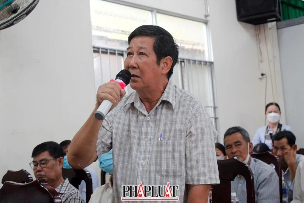 Cử tri Lữ Chấn Thành nêu câu hỏi về 2 dự án cầu Trần Hoàng Na và BV Ung bướu tại buổi tiếp xúc các đại biểu HĐND ngày 3-11. Ảnh: NHẪN NAM