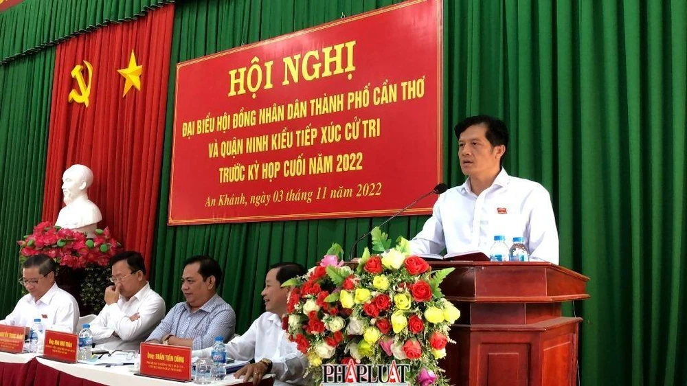 Chủ tịch UBND quận Ninh Kiều Huỳnh Trung Trứ trả lời cử tri tại buổi tiếp xúc chiều 3-11. Ảnh: NHẪN NAM