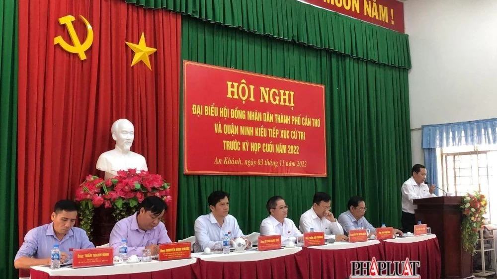 Đại biểu HĐND TP Cần Thơ và quận Ninh Kiều tiếp xúc cử tri tại phường An Khánh chiều 3-11. Ảnh: NHẪN NAM
