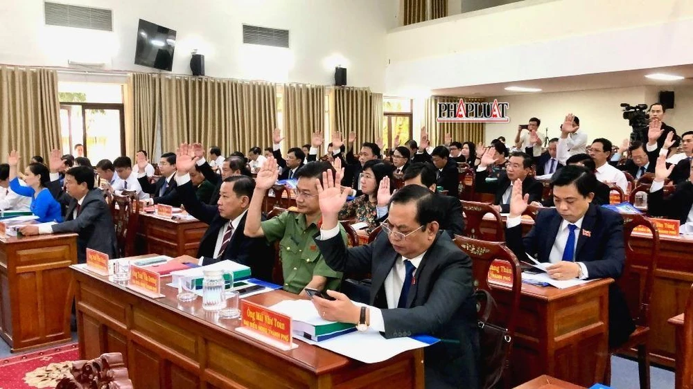 Các đại biểu HĐND TP Cần Thơ biểu quyết thông qua nghị quyết tại kỳ họp chuyên đề chiều 14-11. Ảnh: NHẪN NAM