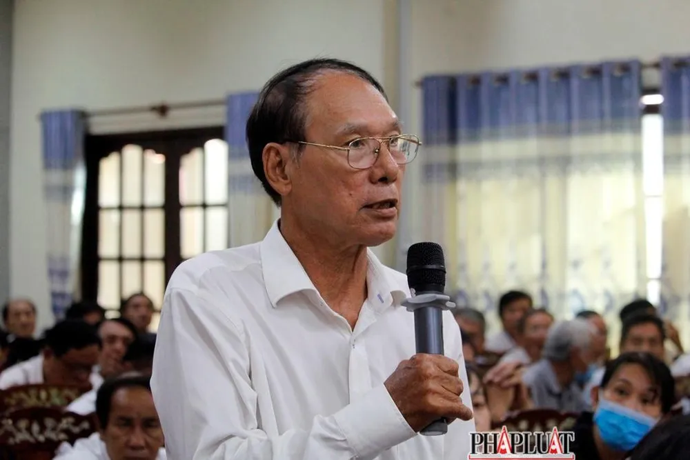 Cử tri Dương Văn Bé phát biểu ý kiến tại buổi tiếp xúc các ĐBQH chiều 17-11. Ảnh: NHẪN NAM Cử tri Dương Văn Bé phát biểu ý kiến tại buổi tiếp xúc các ĐBQH chiều 17-11. Ảnh: NHẪN NAM