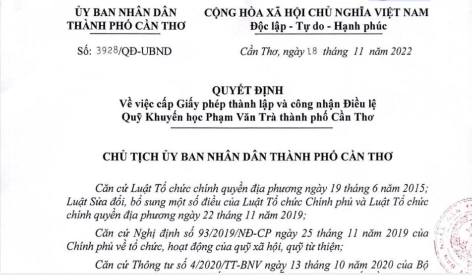 Quyết định cấp giấy phép thành lập và công nhận Điều lệ Quỹ Khuyến học Phạm Văn Trà TP Cần Thơ vừa được ban hành. Ảnh: NHẪN NAM