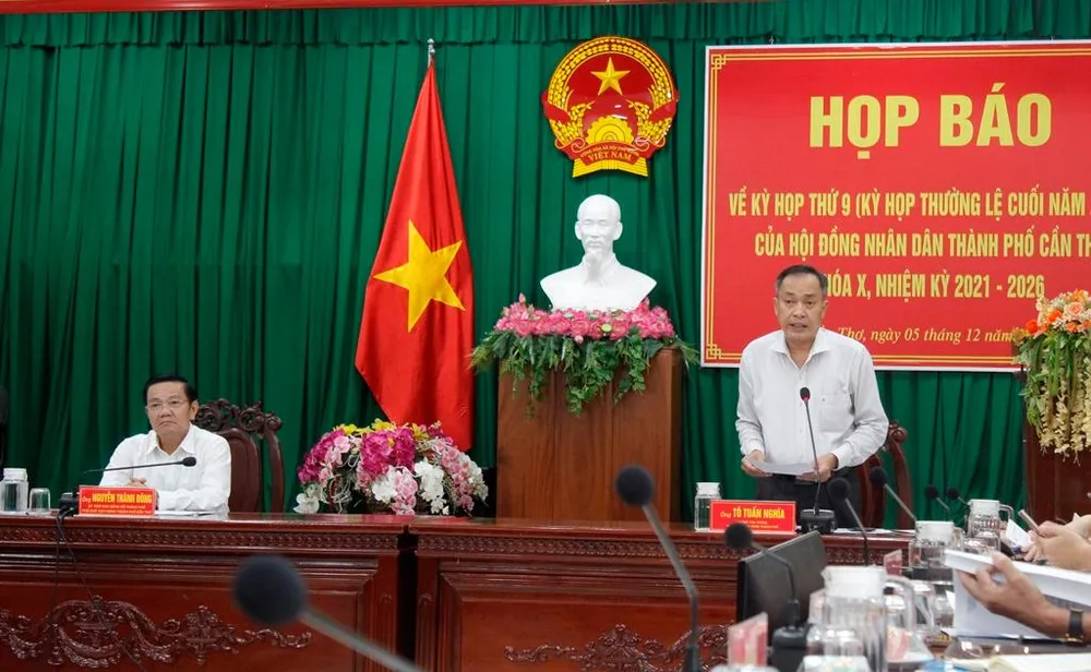 Ông Tô Tuấn Nghĩa – Chánh Văn phòng Đoàn ĐBQH và HĐND TP Cần Thơ thông tin về nội dung kỳ họp thứ 9. Ảnh: NHẪN NAM Ông Tô Tuấn Nghĩa – Chánh Văn phòng Đoàn ĐBQH và HĐND TP Cần Thơ thông tin về nội dung kỳ họp thứ 9. Ảnh: NHẪN NAM