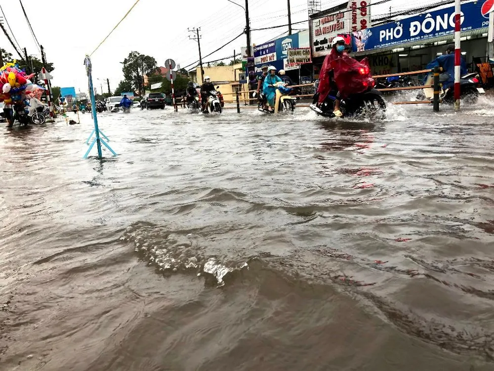 Triều cường gây ngập nhiều tuyến đường ở TP Cần Thơ hồi cuối tháng 10-2022. Ảnh: NHẪN NAM