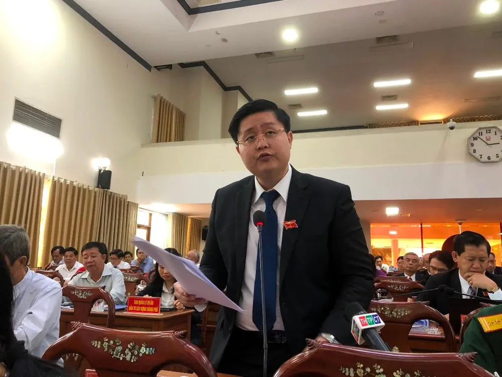 Đại biểu Phạm Quốc Thịnh nêu câu hỏi chất vấn tại kỳ họp thứ 9 HĐND TP Cần Thơ. Ảnh: NHẪN NAM Đại biểu Phạm Quốc Thịnh nêu câu hỏi chất vấn tại kỳ họp thứ 9 HĐND TP Cần Thơ. Ảnh: NHẪN NAM