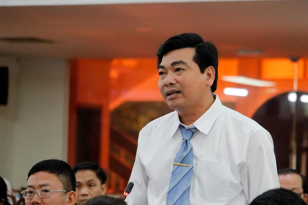 Giám đốc Sở GD&ĐT TP Cần Thơ Trần Thanh Bình trả lời câu hỏi chất vấn của đại biểu tại kỳ họp. Ảnh: NHẪN NAM Giám đốc Sở GD&ĐT TP Cần Thơ Trần Thanh Bình trả lời câu hỏi chất vấn của đại biểu tại kỳ họp. Ảnh: NHẪN NAM