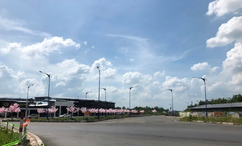 Đường nối Cách Mạng Tháng Tám - đường 918 đoạn qua đường Võ Văn Kiệt, hướng về phường Long Tuyền. Ảnh: NHẪN NAM