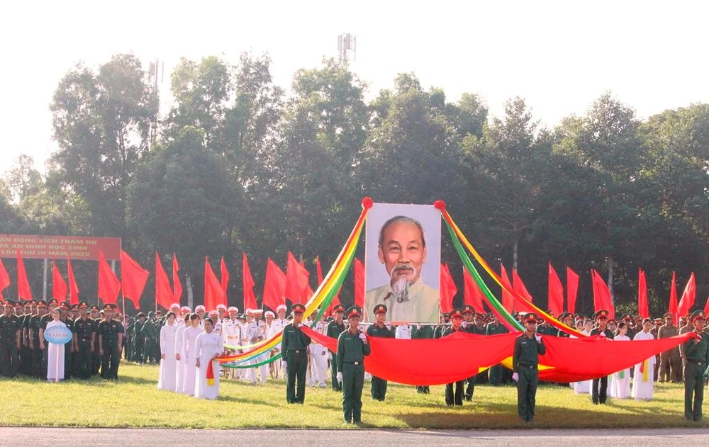 Lễ khai mạc trang trọng diễn ra tại sân vận động Quân khu 9 với hàng ngàn người tham gia. Ảnh: NHẪN NAM
