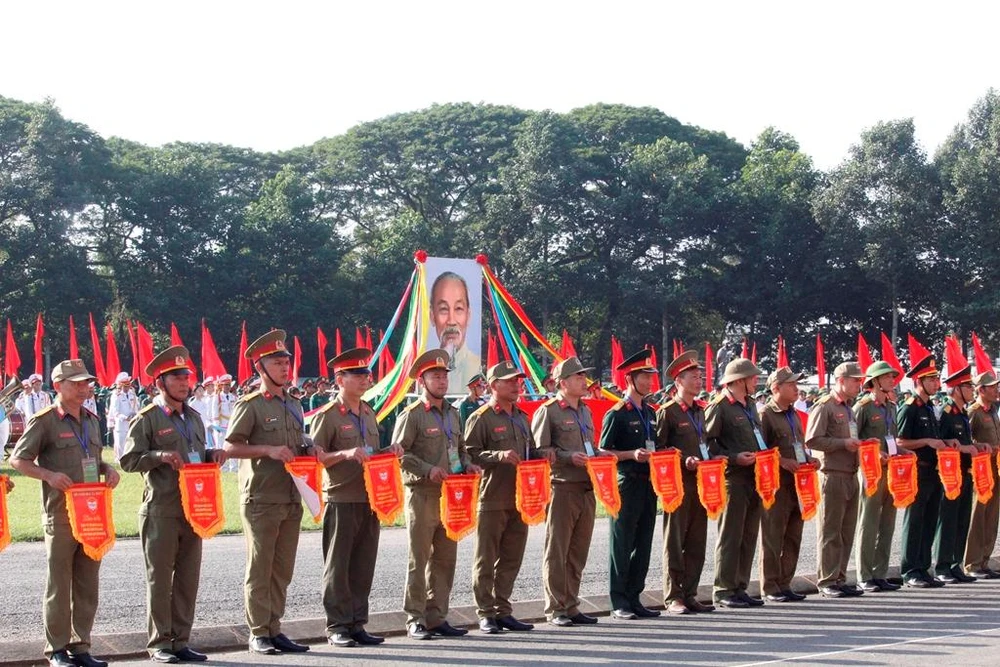 Đại diện các đoàn nhận cờ lưu niệm của Bộ GD&amp;ĐT. Ảnh: NHẪN NAM