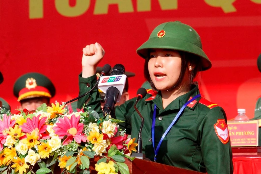 Học sinh Phan Khả Kỳ (Cần Thơ) đại diện các vận động viên tuyên thệ tại lễ khai mạc.