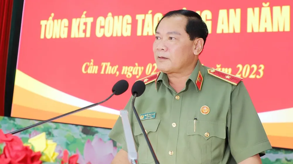 Thiếu tướng Nguyễn Văn Thuận - Giám đốc Công an TP Cần Thơ báo cáo tại hội nghị. Ảnh: CTV