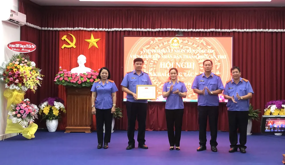 Ban lãnh đạo VKSND TP Cần Thơ nhận danh hiệu tập thể lao động xuất sắc. Ảnh: NHẪN NAM