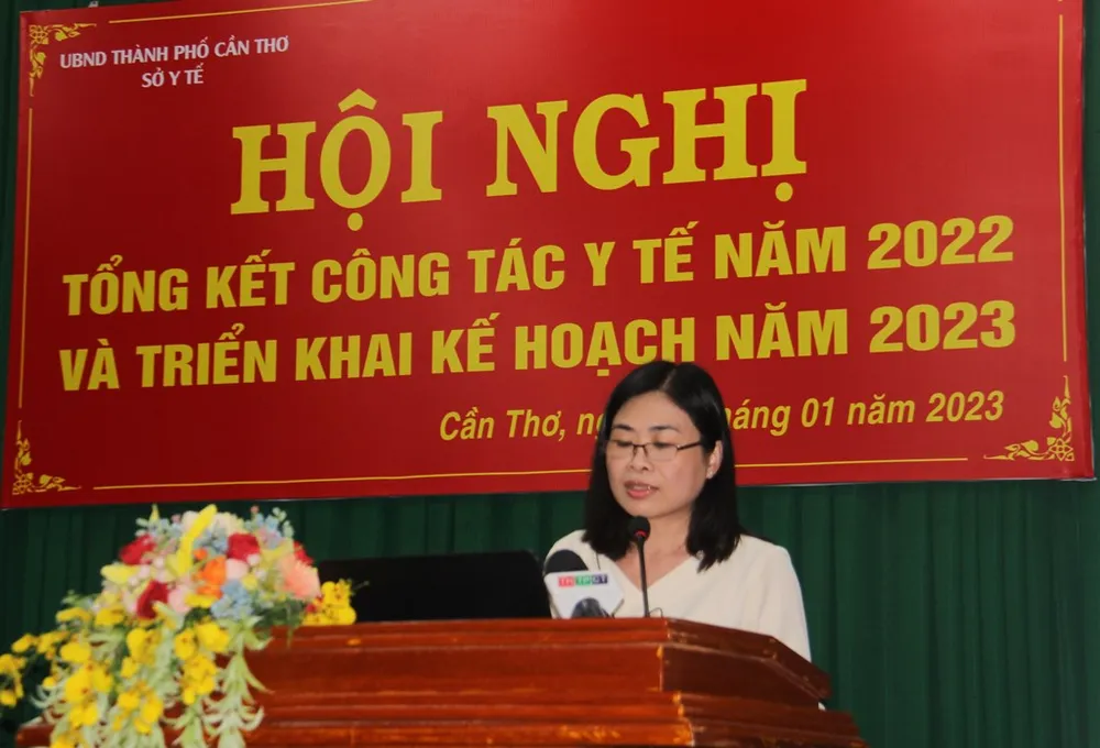Phó Giám đốc Sở Y tế TP Cần Thơ Nguyễn Ngọc Việt Nga trình bày báo cáo tại hội nghị. Ảnh: CTV