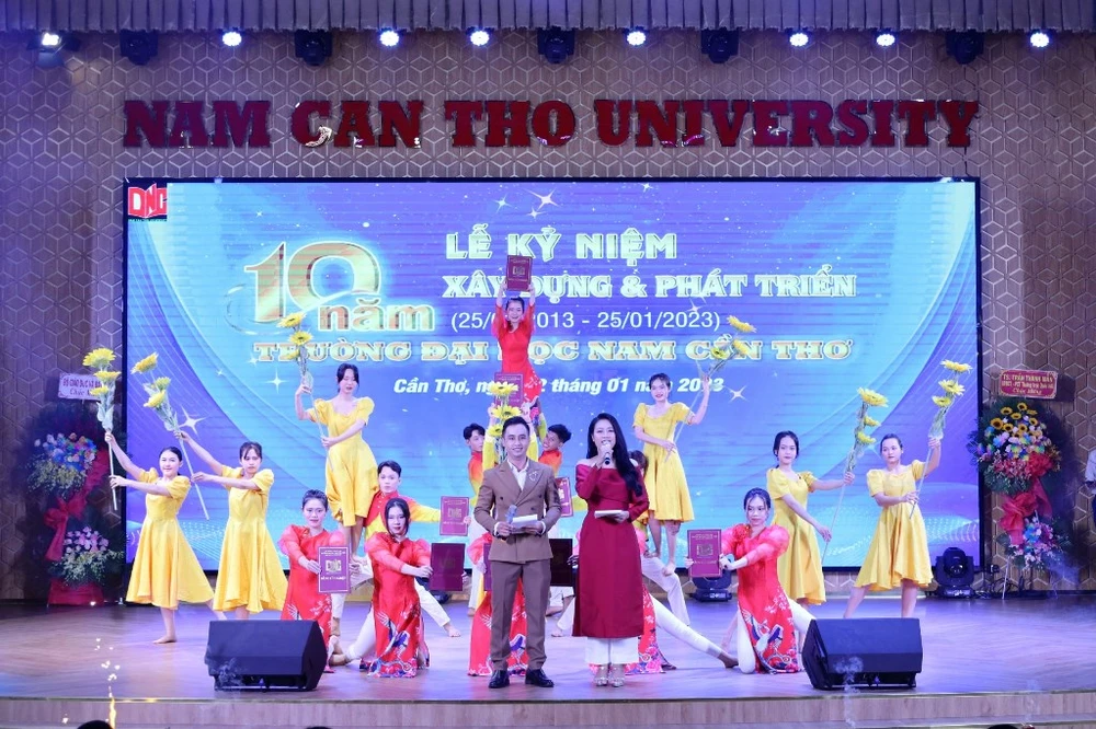 Một tiết mục văn nghệ tại lễ kỷ niệm 10 năm của Đại học Nam Cần Thơ. Ảnh:CTV