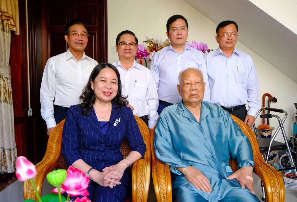 Phó Chủ tịch nước Võ Thị Ánh Xuân cùng đoàn công tác và lãnh đạo Cần Thơ đã đến thăm, chúc Tết ông Lê Phước Thọ, nguyên Trưởng ban tổ chức Trung ương, nguyên Bí thư tỉnh ủy Hậu Giang. Ảnh: CTV