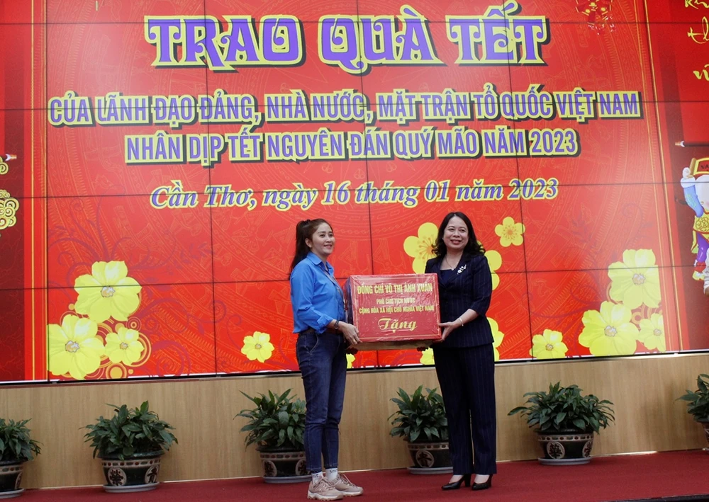 Phó Chủ tịch nước tặng quà cho đại diện công nhân Công ty TaeKwang. Ảnh: NHẪN NAM